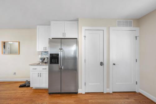 Charming DT 3-Bed Bungalow with Fenced-in Yard in Raleigh, USA