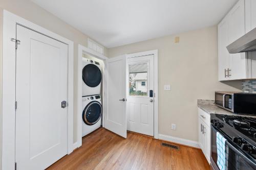 Charming DT 3-Bed Bungalow with Fenced-in Yard in Raleigh, USA