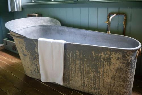 Beautiful Unique Cottage -Pet-Friendly-walk to town