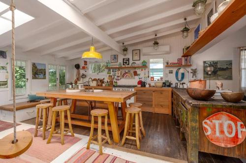 Beautiful Unique Cottage -Pet-Friendly-walk to town