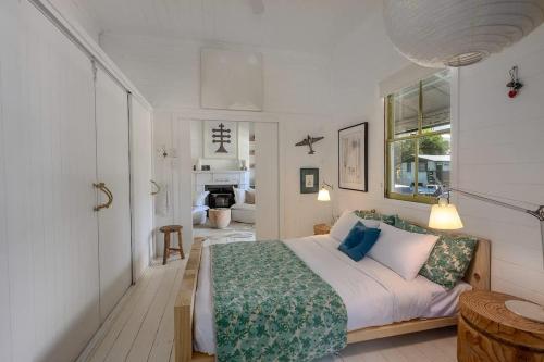 Beautiful Unique Cottage -Pet-Friendly-walk to town