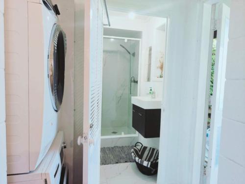 Spacious 7 BRS Retreat with 2 kitchen and 3 Baths Movie Night nice Garden