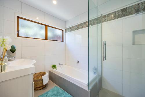 Spa Retreat Spacious 7 BRS 3 Baths Movie Lounge nice Garden with Parking, Auckland (photo 11)