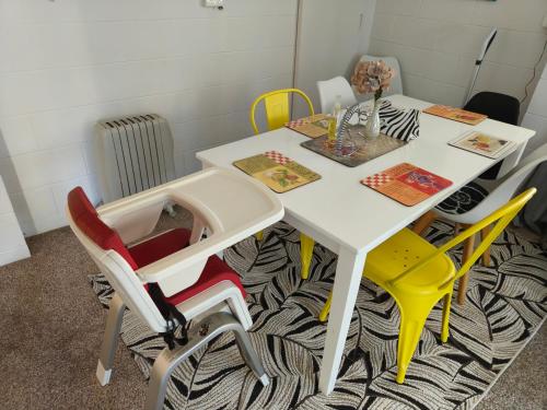 Spacious 7 BRS Retreat with 2 kitchen and 3 Baths Movie Night nice Garden