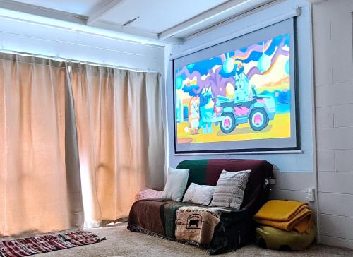 Spacious 7 BRS Retreat with 2 kitchen and 3 Baths Movie Night nice Garden