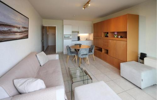 One-Bedroom Apartment image 9