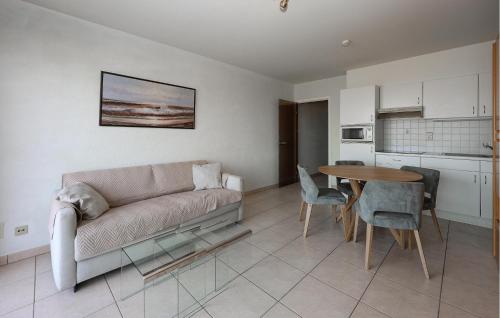 One-Bedroom Apartment image 8
