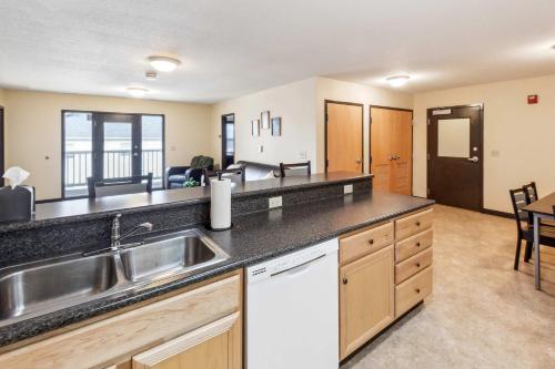 Work Relax Repeat in a Bright and Spacious Stay Work Relax Repeat in a Bright and Spacious Stay