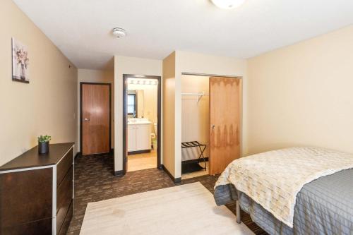 Work Relax Repeat in a Bright and Spacious Stay Work Relax Repeat in a Bright and Spacious Stay