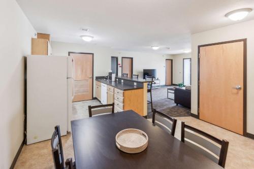 Work Relax Repeat in a Bright and Spacious Stay Work Relax Repeat in a Bright and Spacious Stay