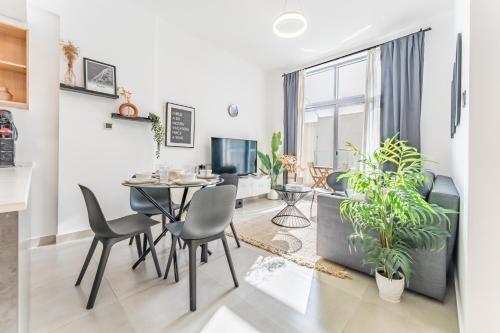 Balcony Offering Community Views 1BR with Assistant Room, Walking Distance to Community Park , Pantheon Elysee , Jumeirah Village Circle by Deluxe Holiday Homes, Dubai (photo 4)
