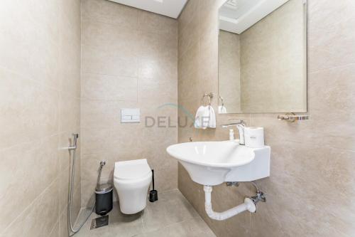 Balcony Offering Community Views 1BR with Assistant Room, Walking Distance to Community Park , Pantheon Elysee , Jumeirah Village Circle by Deluxe Holiday Homes, Dubai (photo 6)