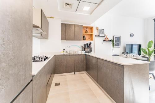 Balcony Offering Community Views 1BR with Assistant Room, Walking Distance to Community Park , Pantheon Elysee , Jumeirah Village Circle by Deluxe Holiday Homes, Dubai (photo 3)
