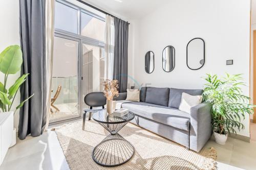 Balcony Offering Community Views 1BR with Assistant Room, Walking Distance to Community Park , Pantheon Elysee , Jumeirah Village Circle by Deluxe Holiday Homes, Dubaj