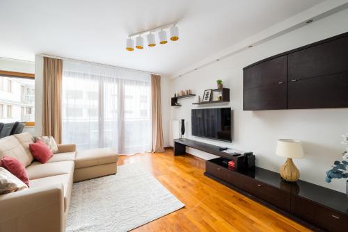Metro Wilanowska Cosy Apartment by BookingHost, Varsovia