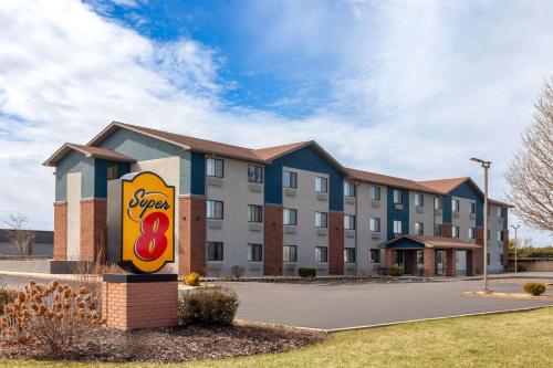 Super 8 by Wyndham Romeoville Bolingbrook in Romeoville, USA