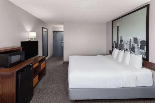 Super 8 by Wyndham Romeoville Bolingbrook in Romeoville, USA