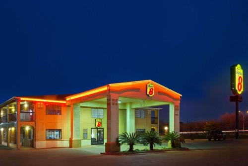 Super 8 by Wyndham San Antonio/Riverwalk Area in San Antonio, USA