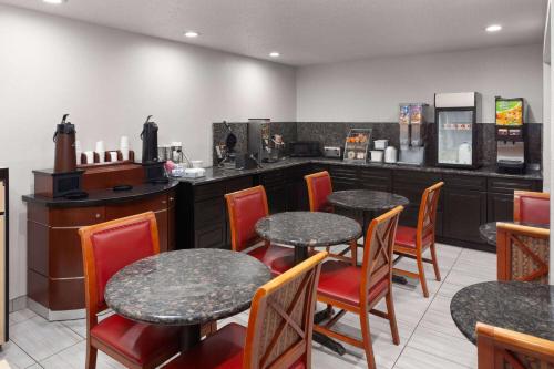 Super 8 by Wyndham Romeoville Bolingbrook - image 12