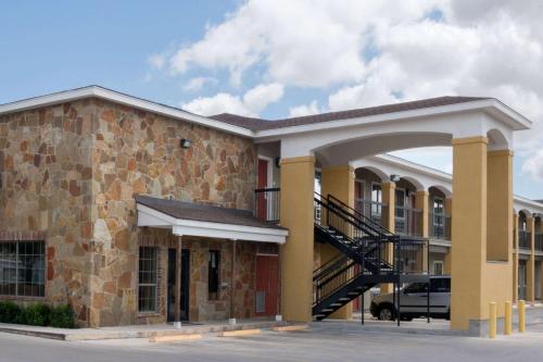 Super 8 by Wyndham San Antonio Near Fort Sam Houston