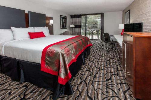 King Room - Non-Smoking room in Ramada by Wyndham Austin South