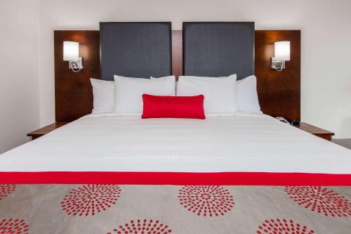 King Room with Bath Tub - Mobility/Hearing Accessible - Non-Smoking room in Ramada by Wyndham Austin South