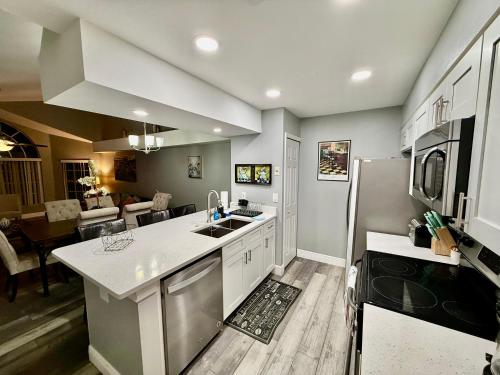 Grand Superior 3BR Apartment near Disney Parks in Kissimmee, USA