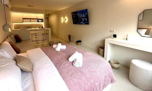 Central Luxurious Athens Suites- walk to Acropolis - by Good Life suites, Ateny