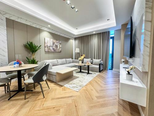 Vserve 1 BR Stay with Stunning Skyline Views, Dubaj