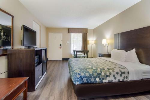 Econo Lodge South Garner - image 11