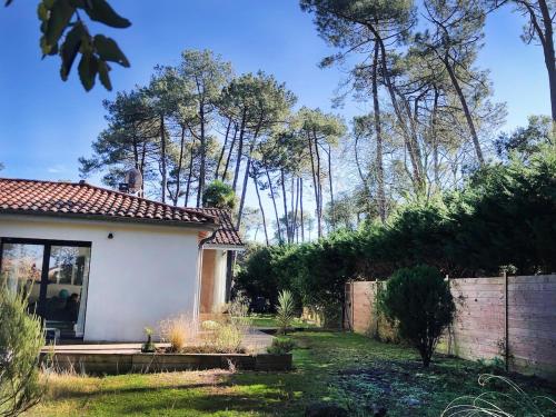 Kert, Maison entre forêt et océan - piscine et tennis (Maison entre foret et ocean - piscine et tennis) in Ondres