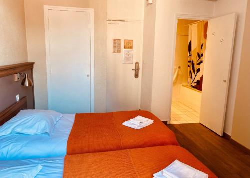 2 twin beds