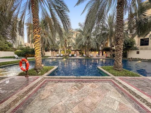Charming Old Town Dubai 2BR Retreat with Burj Khalifa Balcony View, Dubaj (fotografie 6)