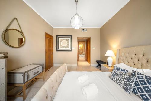 Charming Old Town Dubai 2BR Retreat with Burj Khalifa Balcony View, Dubaj (fotografie 7)