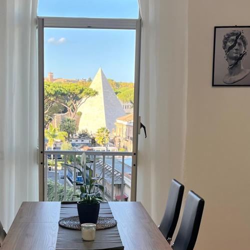 PyramidHouse - Apartment 100mq with View - 2km from the Colosseum, Rome