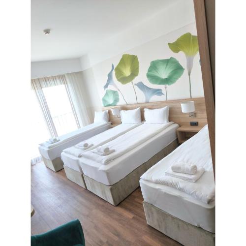 1 king bed, 2 twin beds