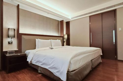 Deluxe Double Room image 6