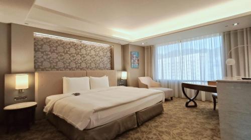 Deluxe Double Room image 10