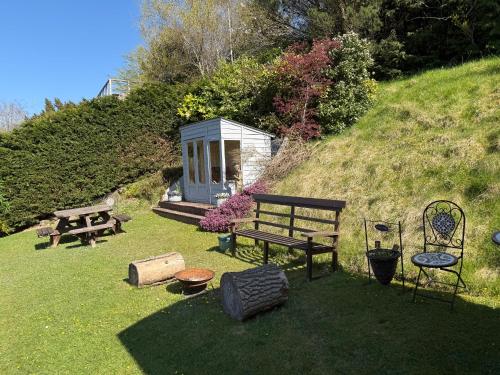 สภาพแวดล้อมโดยรอบ, Hilltop Hut in โบสถ์สเตร็ทตัน