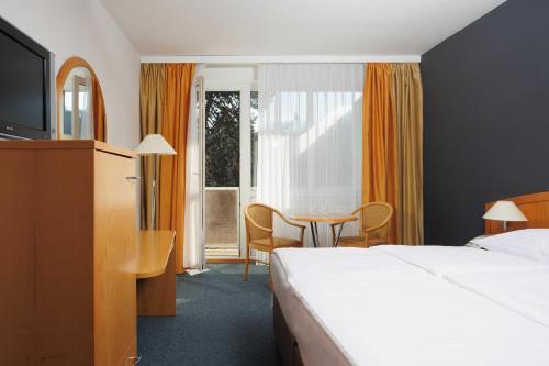 Classic Twin or Double Room image 10