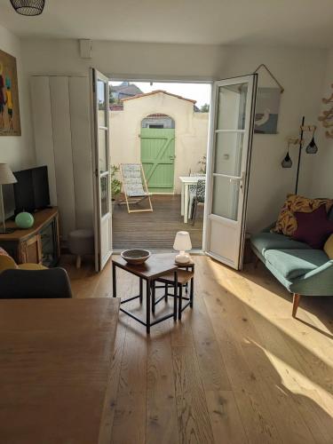 Cozy Renovated House with South-Facing Patio and Parking - Location saisonnière - La Flotte