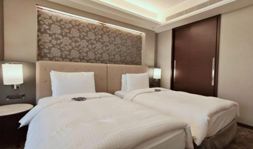 Deluxe Twin Room image 3