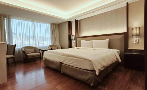 Standard Double Room image 5