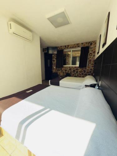 Hotel Stone – Acapulco, GA