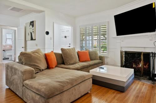 Modern 4bed 3bath home with piano near Universal Studio & Hollywood for 10, Studio City
