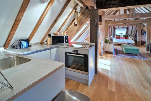 keuken, Finest Retreats - The Loft at Brackley Town Hall in Brackley East