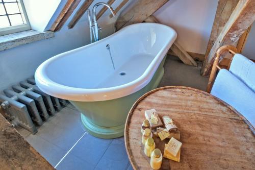 Badkamer, Finest Retreats - The Loft at Brackley Town Hall in Brackley East