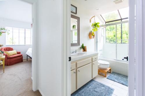 Spacious Family Retreat! Sleeps 12 + huge backyard in San Juan Capistrano, USA