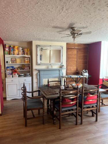 อาหารและเครื่องดื่ม, The Townhouse B and B free continental breakfast included in อายเลสบูรี่