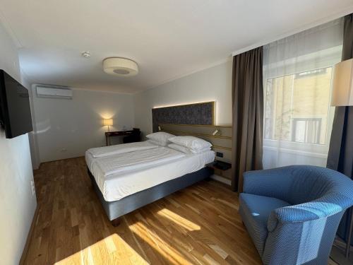 Deluxe Room - Double or Twin image 9